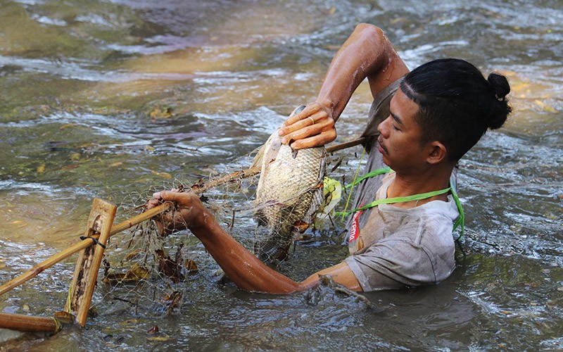 Serunya Tradisi Grobyak Ikan, Ratusan Warga Kediri Masuk ke Sumber Gundi - Bagian 3
