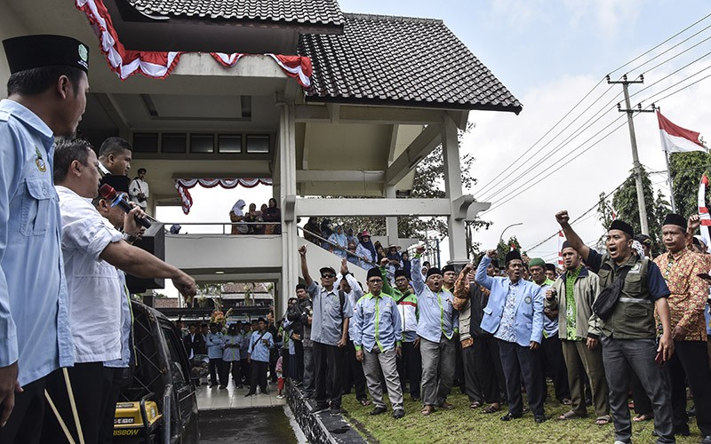 Guru-Guru di Tasikmalaya Unjuk Rasa Tolak Wacana Sekolah Sehari Penuh - Bagian 2