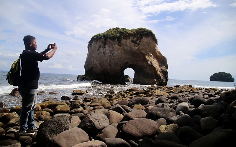Unik, Karang Bolong Berukuran Besar di Bibir Pantai Pulau Hiri Maluku Utara - Bagian 2