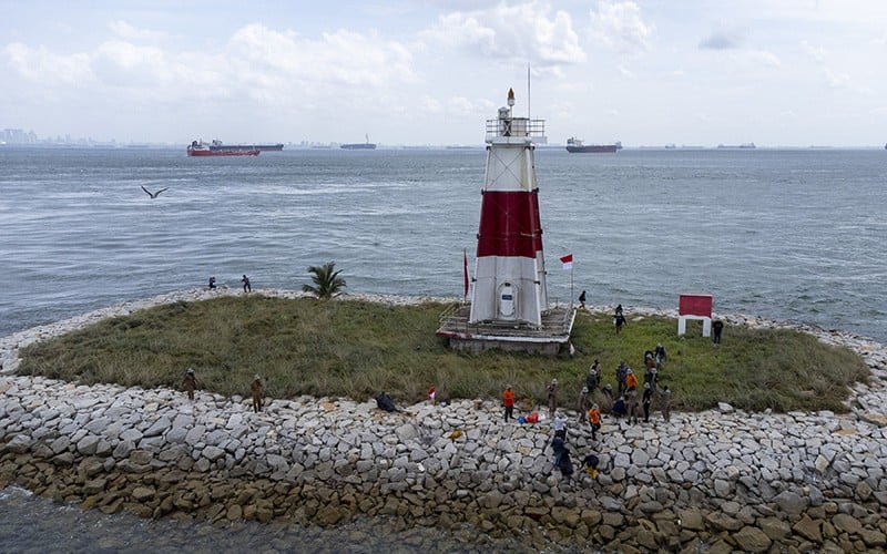 Bendera Merah Putih Berkibar di Perbatasan Laut Batam - Singapura - Bagian 2
