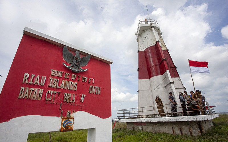 Bendera Merah Putih Berkibar di Perbatasan Laut Batam - Singapura - Bagian 1