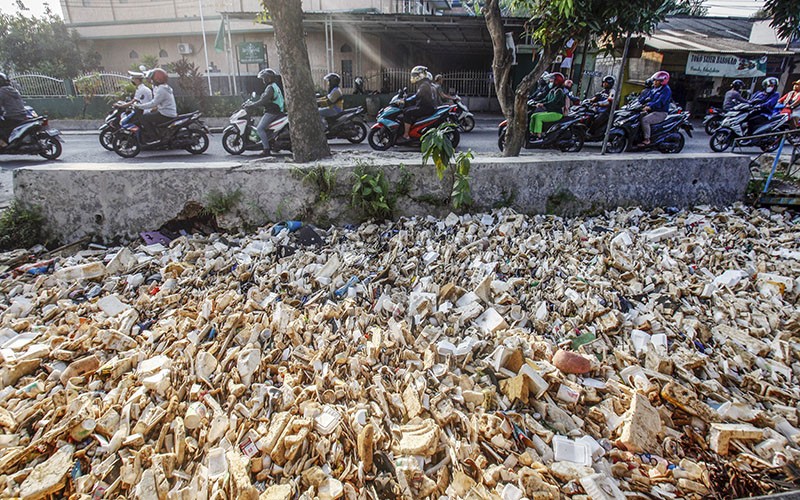 Duh, Kali Krukut Depok Dipenuhi Sampah Plastik - Bagian 2