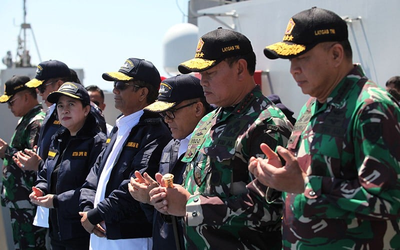 Panglima TNI Tabur Bunga di Laut Jawa Mengenang Jalasena KRI Nanggala-402 - Bagian 2