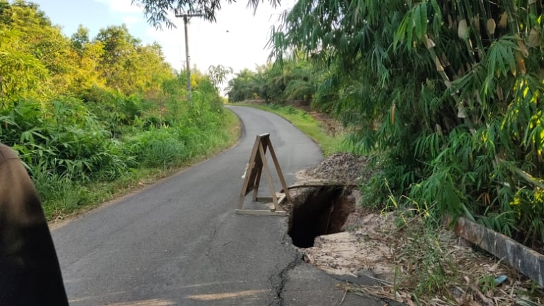 Pengendara Hati-hati, Gorong-gorong di Ruas Jalan Jungku Bangka Barat Ambles