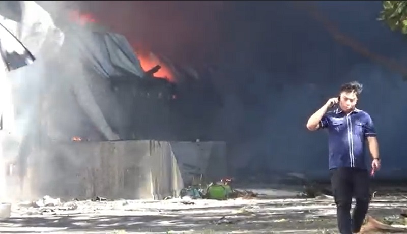 title Pabrik Plastik di Gresik Terbakar Hebat, Pekerja Panik Selamatkan Barang Berharga Pabrik Plastik di Gresik Terbakar Hebat, Pekerja Panik Selamatkan Barang Berharga