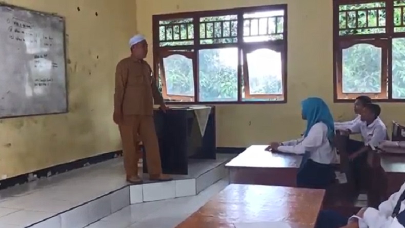 title Miris, SMPN 5 Lingsar Lobar hanya Punya 38 Murid, Ajaran Baru Cuma Ada 10 Siswa Miris, SMPN 5 Lingsar Lobar hanya Punya 38 Murid, Ajaran Baru Cuma Ada 10 Siswa