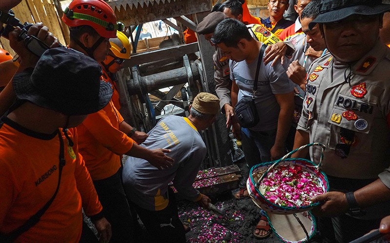 Suasana Haru Lokasi Penambang Emas Terjebak, Keluarga Pasang Batu Nisan - Bagian 2