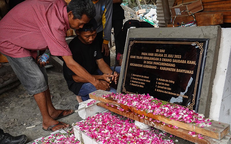 Suasana Haru Lokasi Penambang Emas Terjebak, Keluarga Pasang Batu Nisan - Bagian 1