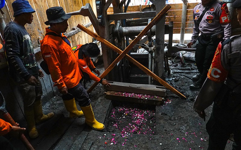 Suasana Haru Lokasi Penambang Emas Terjebak, Keluarga Pasang Batu Nisan - Bagian 3