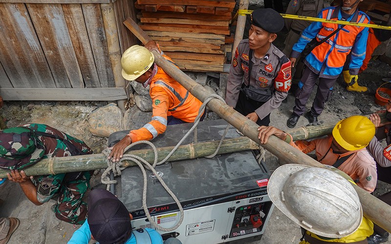 Tim SAR Hentikan Operasi Penyelamatan 8 Penambang Emas Terjebak di Banyumas - Bagian 2