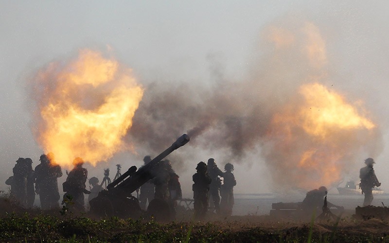 Luncurkan Roket Vampire dan Meriam Howitzer, Cara Marinir Hancurkan Pertahanan Musuh - Bagian 2