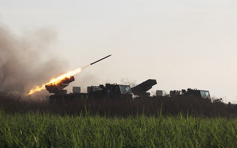 Luncurkan Roket Vampire dan Meriam Howitzer, Cara Marinir Hancurkan Pertahanan Musuh - Bagian 1