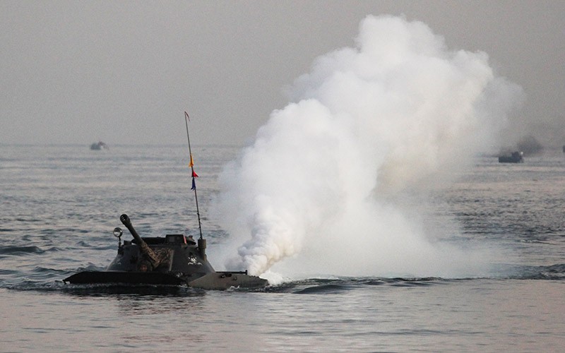 Tank Amfibi TNI Masuk ke Laut saat Latihan Pendaratan Pasukan - Bagian 1