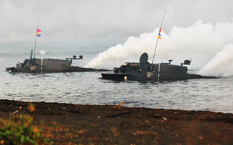 Tank Amfibi TNI Masuk ke Laut saat Latihan Pendaratan Pasukan - Bagian 2