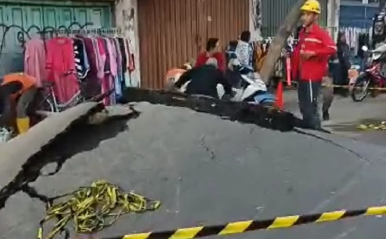 Heboh Aspal Jalan di Surabaya Meletus Membentuk Gunungan 1 Meter, Fenomena Apa? 