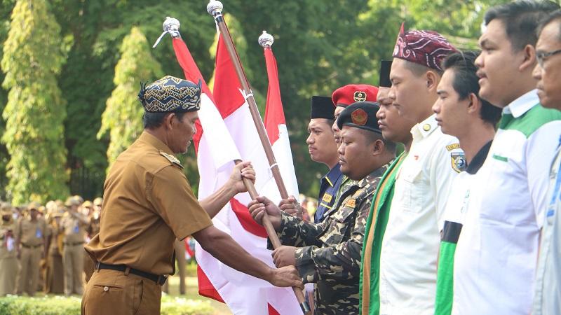 Semarakkan Semangat Kebangsaan, Pemkab Tanah Laut Bagikan Bendera Merah Putih
