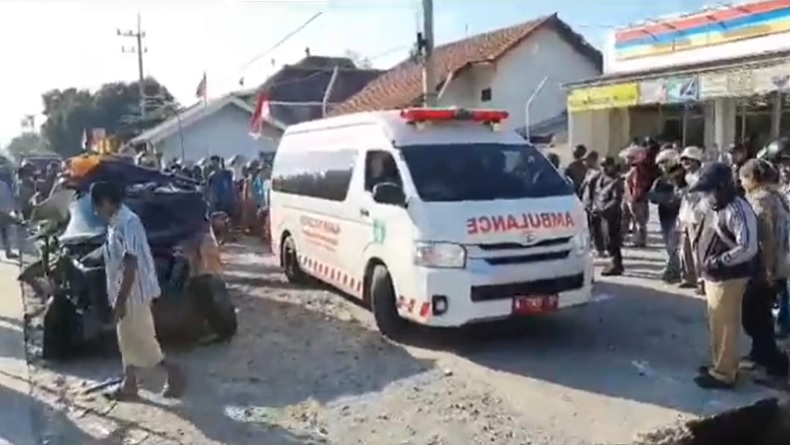 title Kronologi Kecelakaan Maut di Probolinggo, Mobil Oleng Hantam Truk hingga Terpental Kronologi Kecelakaan Maut di Probolinggo, Mobil Oleng Hantam Truk hingga Terpental