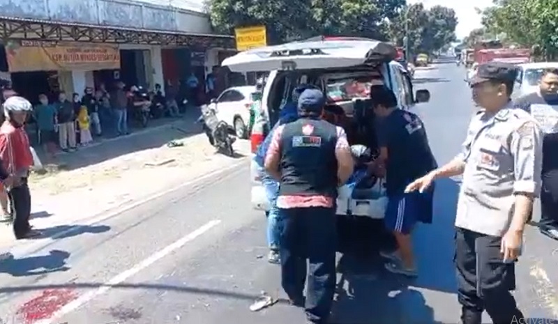 title Kecelakaan di Mojokerto, Buruh Pabrik Kerupuk Tewas Ditabrak Truk dari Belakang Kecelakaan di Mojokerto, Buruh Pabrik Kerupuk Tewas Ditabrak Truk dari Belakang