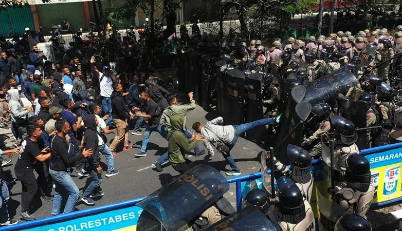 title Sigap dan Taktis, Begini Kekompakan Banteng Raiders dan Brimob Tanggulangi Aksi Anarkis Sigap dan Taktis, Begini Kekompakan Banteng Raiders dan Brimob Tanggulangi Aksi Anarkis