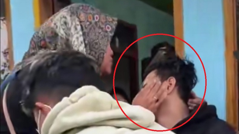 title Viral Pemuda di Cikalong Wetan KBB Pingsan Berkali-kali saat Tahu Sahabatnya Meninggal Viral Pemuda di Cikalong Wetan KBB Pingsan Berkali-kali saat Tahu Sahabatnya Meninggal
