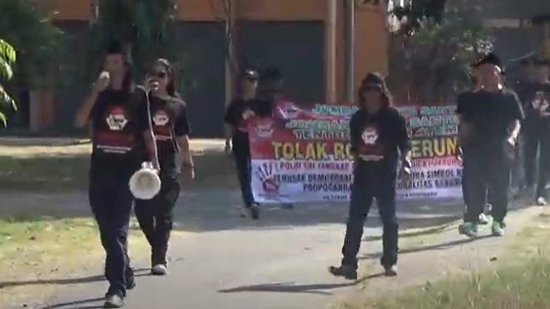 title Sekelompok Orang Gagal Adang Rocky Gerung Hadiri Acara Mimbar Mahasiswa di Jombang Sekelompok Orang Gagal Adang Rocky Gerung Hadiri Acara Mimbar Mahasiswa di Jombang