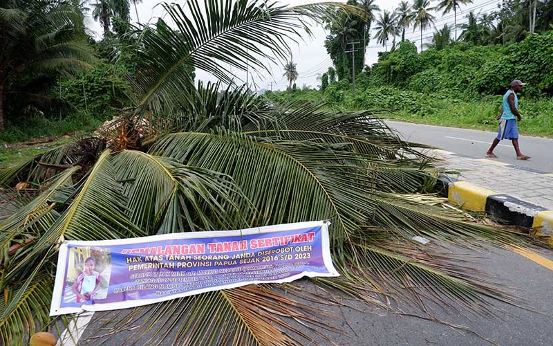 Aksi Tutup Jalan di Jayapura, Warga Tuntut Ganti Rugi Tanah Ulayat - Bagian 2