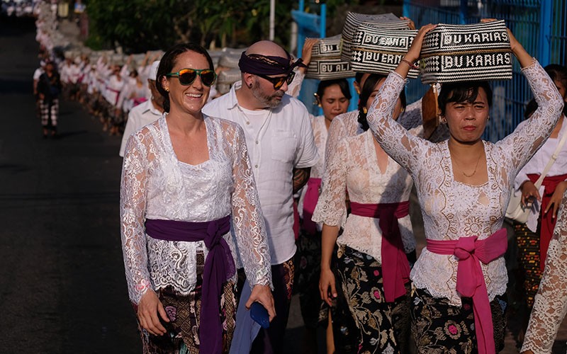 Umat Hindu Bali Jalan Beriringan Bawa Sesajen Persembahyangan Hari Raya Galungan - Bagian 3