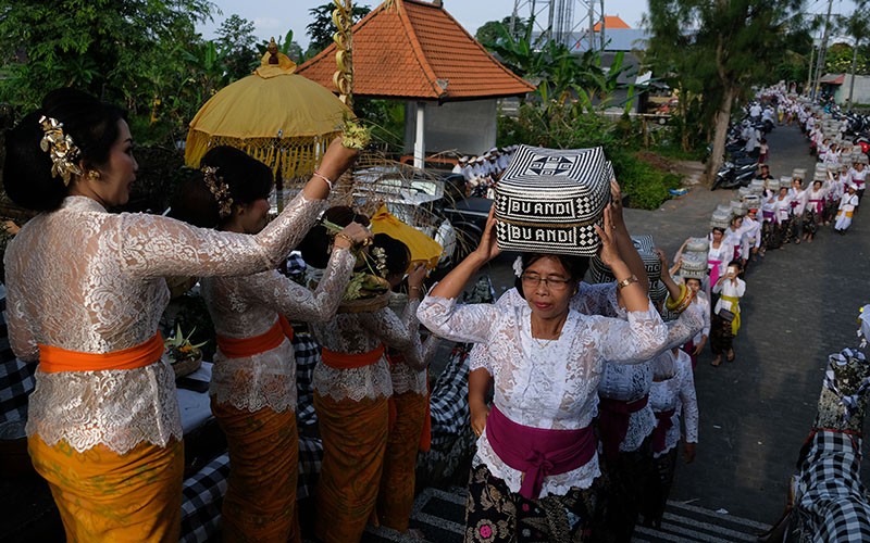Umat Hindu Bali Jalan Beriringan Bawa Sesajen Persembahyangan Hari Raya Galungan - Bagian 2