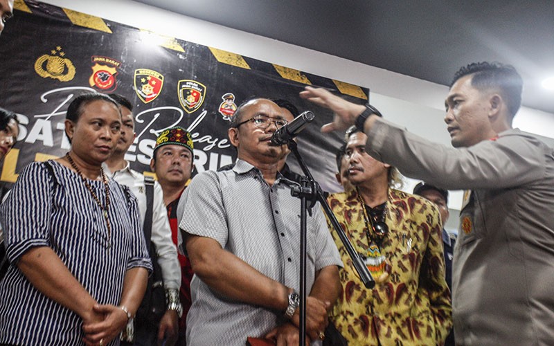 Momen Kapolres Bogor Cium Tangan Ibu Korban Polisi Tembak Polisi - Bagian 2