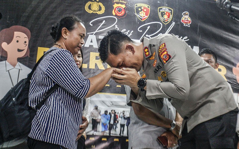 Momen Kapolres Bogor Cium Tangan Ibu Korban Polisi Tembak Polisi - Bagian 1