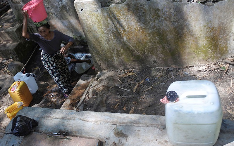 Warga Situbondo Tempuh Jalan Terjal Sejauh 500 Meter Ambil Air Bersih - Bagian 1