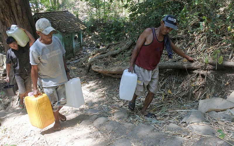 Warga Situbondo Tempuh Jalan Terjal Sejauh 500 Meter Ambil Air Bersih - Bagian 2