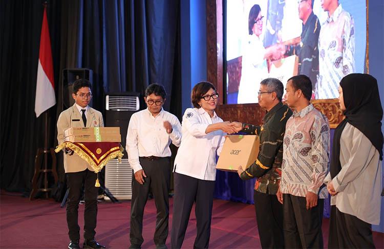 Haru, Mahasiswa Baru UGM dengan UKT Nol Rupiah Diberi Laptop 