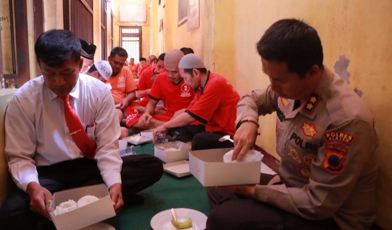 Ketika Kapolres Klaten Makan Siang Bersama Tahanan di Balik Jeruji Besi
