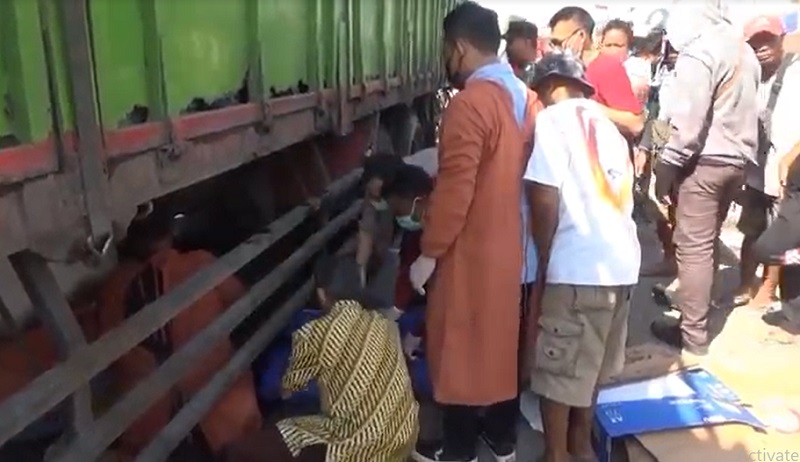 title Kecelakaan di Jombang, Mahasiswa Tewas Terlindas Truk gegara Jatuh saat Nyalip Kecelakaan di Jombang, Mahasiswa Tewas Terlindas Truk gegara Jatuh saat Nyalip