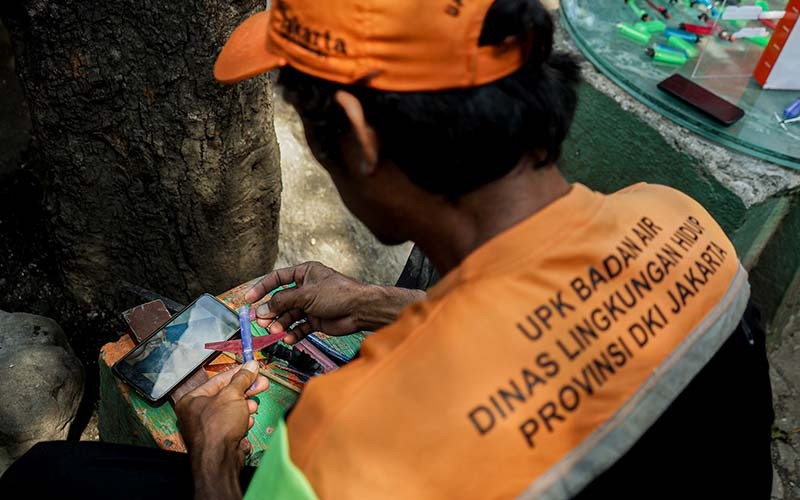 Kreatif! Petugas Pengelola Sampah Ubah Limbah Korek Api jadi Mainan Keren - Bagian 4