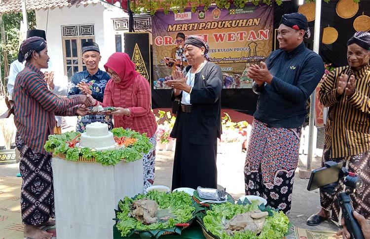 Merti Padukuhan Granti Wetan Kulonprogo, Arak Gunungan Hasil Bumi untuk Diperebutkan Warga