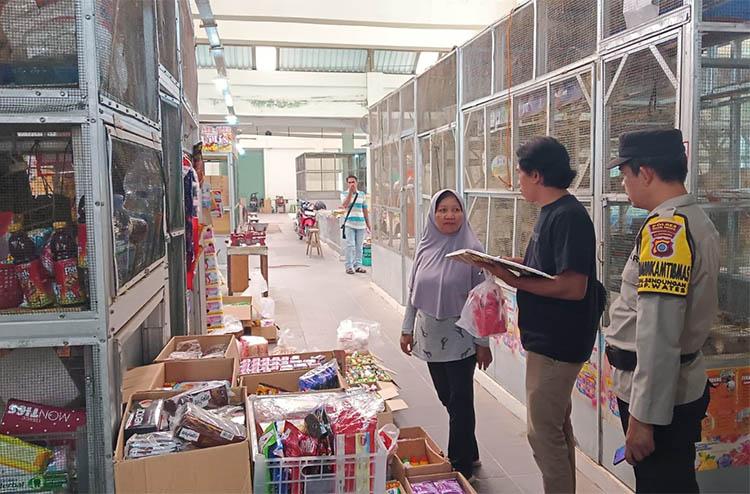 title 11 Kios di Pasar Wates dan Bendungan Dibobol, Pencuri Gasak Uang dan Bandul Timbangan 11 Kios di Pasar Wates dan Bendungan Dibobol, Pencuri Gasak Uang dan Bandul Timbangan