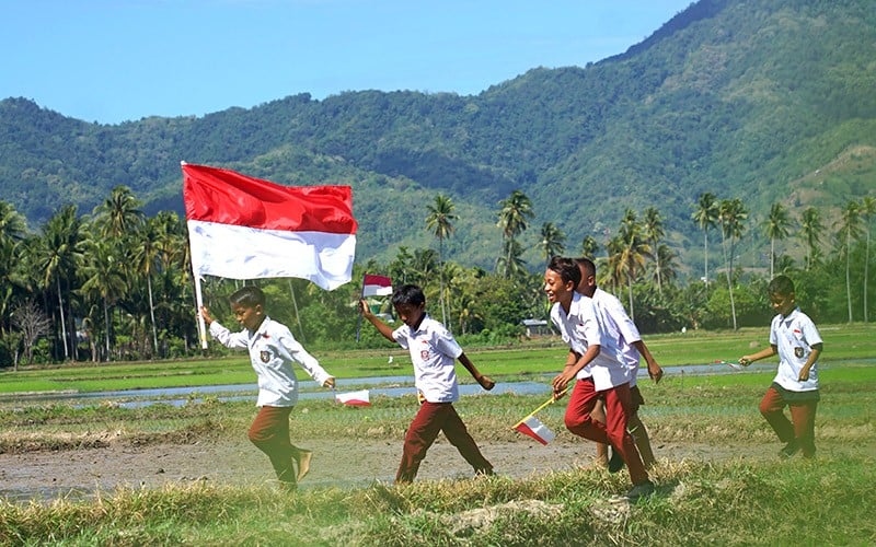 Gerakan 10 Juta Bendera Merah Putih Meriahkan HUT ke-78 RI - Bagian 1