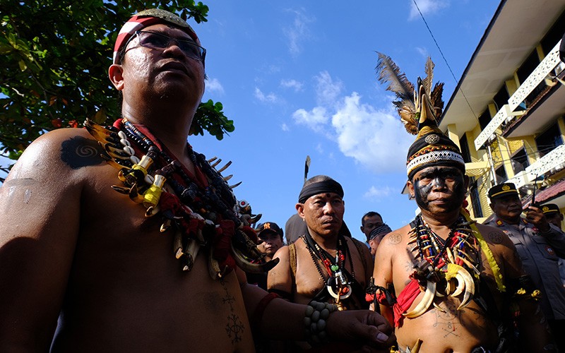 Rocky Gerung Dituntut Hukum Adat Dayak karena Dianggap Menghina Jokowi - Bagian 1