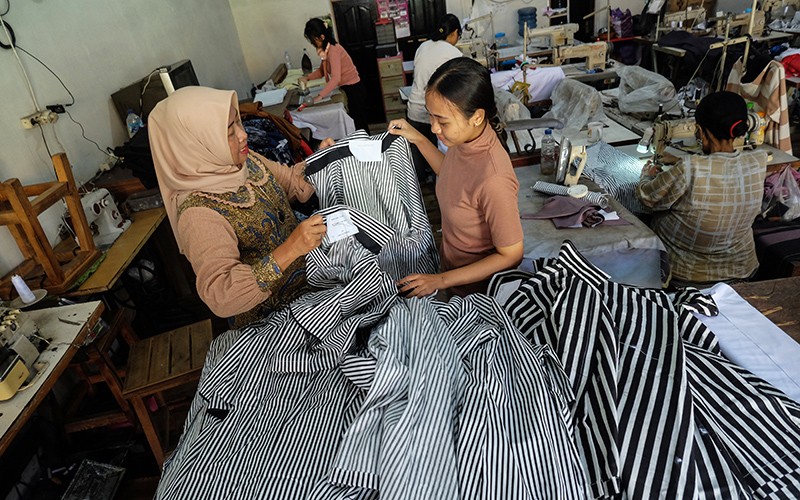 Semangat Pelaku UMKM Bikin Kemeja Garis-Garis Hitam Putih Ganjar Pranowo - Bagian 1