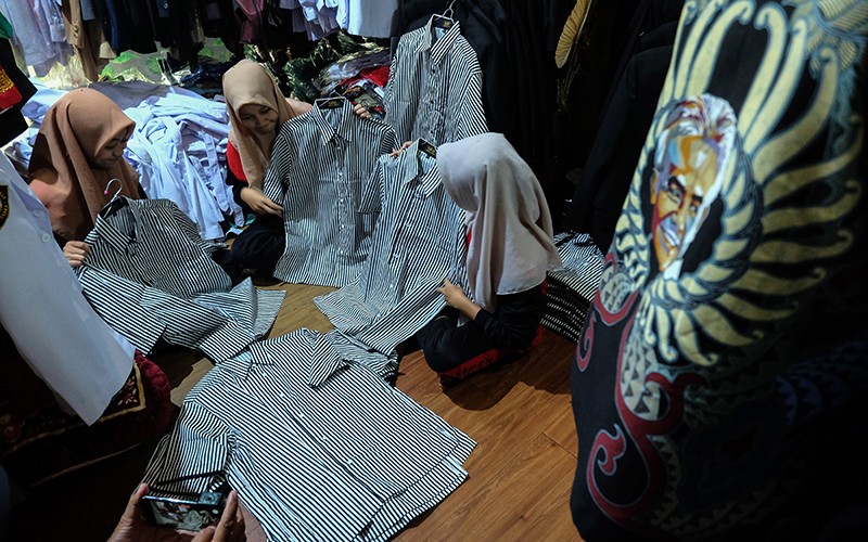 Semangat Pelaku UMKM Bikin Kemeja Garis-Garis Hitam Putih Ganjar Pranowo - Bagian 3
