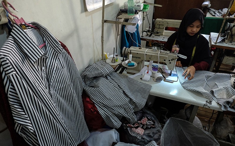 Semangat Pelaku UMKM Bikin Kemeja Garis-Garis Hitam Putih Ganjar Pranowo - Bagian 2