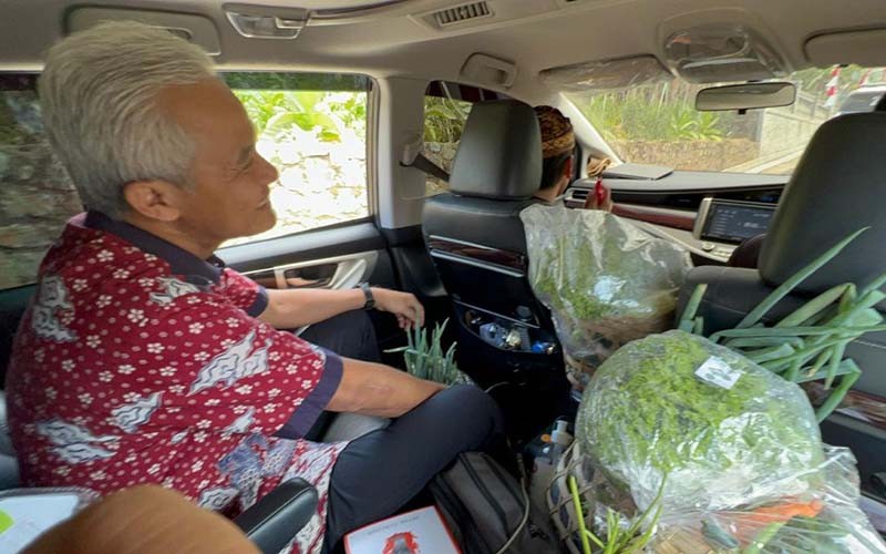 Mobil Dinas Ganjar Pranowo Dipenuhi Sayuran Pemberian Warga Boyolali - Bagian 1