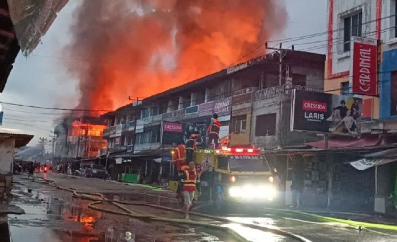 Kebakaran Hari Ini di Pasar Sungai Pinyuh Mempawah, 1 Ruko Ambruk