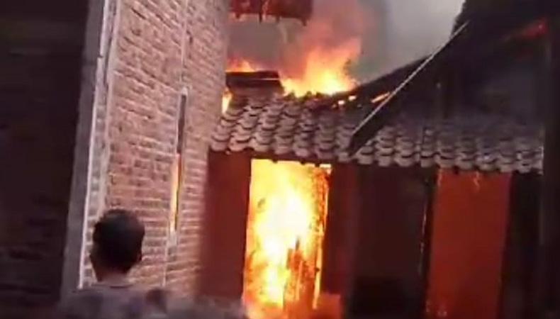 Kebakaran Landa Rumah Klasik Kayu Jati di Salatiga, 2 Motor dan Kandang Sapi Hangus