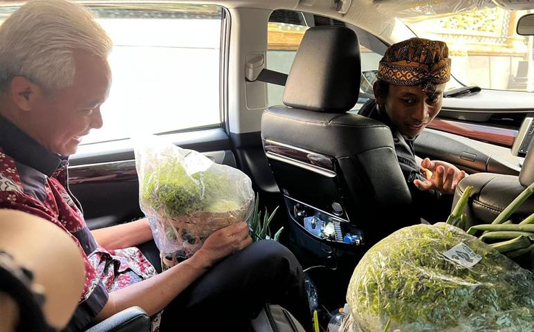 Warga Boyolali Berebut Penuhi Mobil Dinas Ganjar Pranowo dengan Sayuran: Terima Kasih, Pak!