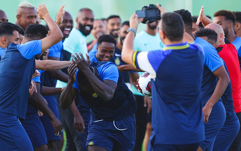 Tawa Lepas Cristiano Ronaldo Sambut Sadio Mane Latihan Perdana bersama Al Nassr - Bagian 3