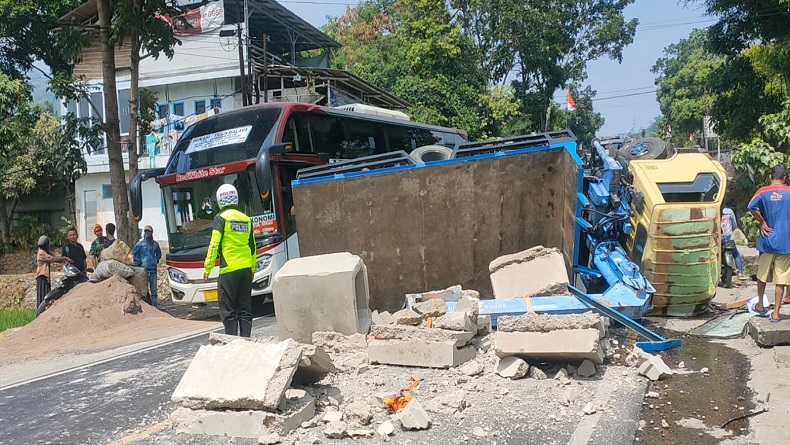 Tak Kuat Nanjak, Truk Pengangkut Beton Terguling di Tanjakan Andir Garut