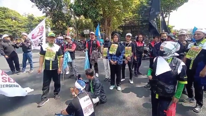 Tuntut Presiden Cabut UU Cipta Kerja, Ratusan Buruh Bandung Long March ...